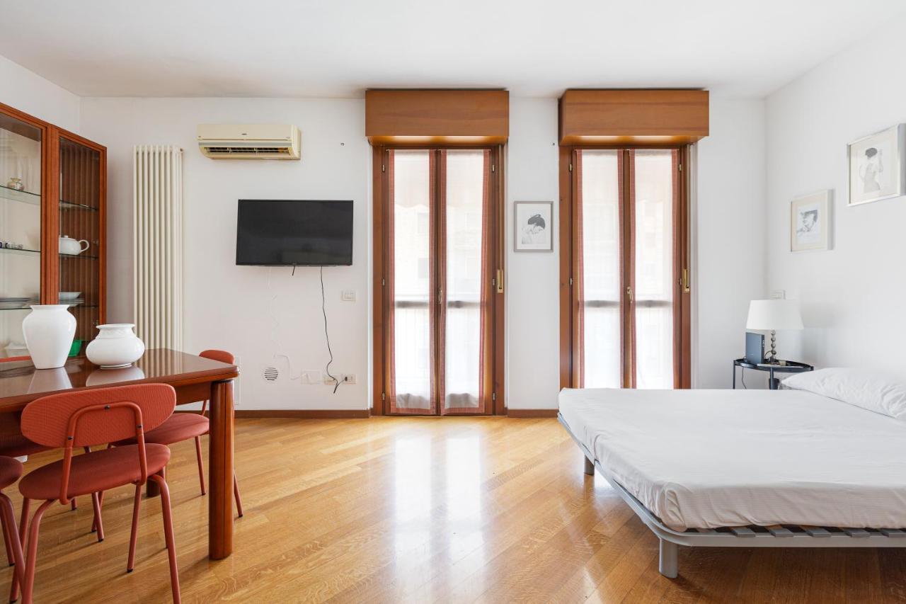 Cosy Studio With Balcony & Private Garage Milão Exterior foto